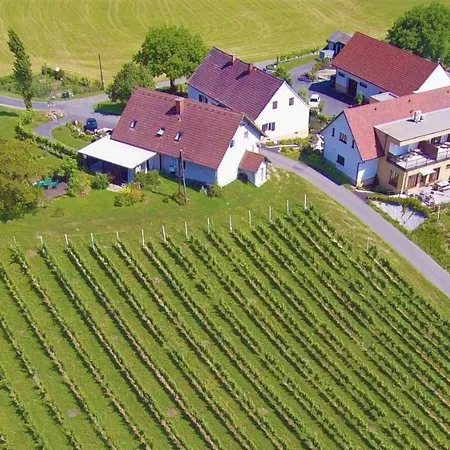 Weingut Und Gaestezimmer Perner Couette-café