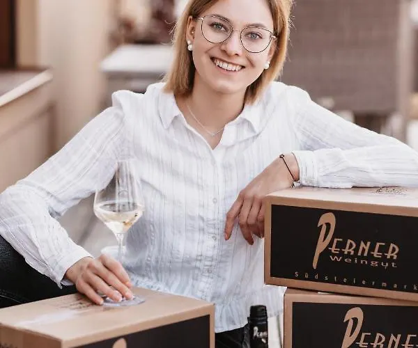 Weingut Und Gaestezimmer Perner إيهرينهاوزين
